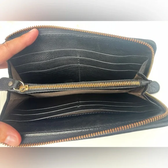 Chloe Elise Long Twist Lock Black and Gold Leather Wallet - Picture 4 of 16